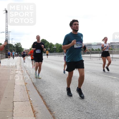 29.06.2025 - hella hamburg halbmarathon Lena Gebhardt http://msf.ph/oto/8419179 29.06.2025 10:27:22 Lombardsbrücke 4020, 15108, 7314, 1530, 1793, 2045, 2306, 2775, 4358, 4372, 5285, 5494, 5495, 5707, 5825, 6214, 6259, 6637, 7234, 7314, 7764, 7944, 8056, 8281, 9349, 10077, 10158, 10412, 10413, 10465, 11110, 11256, 11766, 12500, 13462, 14020, 14021, 14206, 15108, 15641, 16479, 17049, 17427, 17445, 17791, 18012, 18097, 18766, 18976, 18978 meine-sportfotos.de