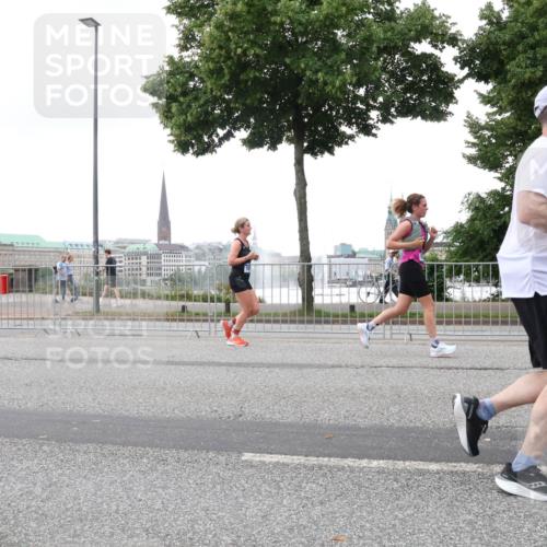29.06.2025 - hella hamburg halbmarathon Lena Gebhardt http://msf.ph/oto/8419206 29.06.2025 10:52:14 Lombardsbrücke 1418, 1978, 2528, 3038, 3645, 4087, 4273, 4436, 4598, 4606, 4815, 5062, 5262, 5534, 6386, 6403, 6404, 6406, 6456, 6604, 6671, 6985, 7682, 7690, 7691, 7735, 7812, 8194, 8196, 8250, 8251, 8621, 9103, 9220, 9368, 9460, 9590, 9594, 9673, 9730, 9731, 10080, 10296, 10342, 10533, 10634, 10673, 10693, 10884, 11084, 11101, 11126, 11127, 11297, 11375, 11736, 11899, 11974, 12065, 12546, 12558 meine-sportfotos.de