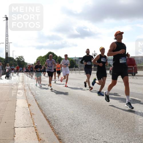 29.06.2025 - hella hamburg halbmarathon Lena Gebhardt http://msf.ph/oto/8419216 29.06.2025 09:51:25 Lombardsbrücke 18013, 2972, 11959, 17724, 352, 1136, 1256, 1520, 1570, 1677, 1903, 1912, 1920, 1941, 1962, 2579, 2880, 2972, 3523, 3700, 3947, 4297, 4634, 4759, 4843, 4854, 4865, 4888, 4889, 4999, 5087, 5275, 5375, 5387, 5410, 6429, 6490, 6593, 6639, 6721, 6901, 7105, 7116, 7284, 7363, 7378, 7635, 7693, 7962, 8091, 8122, 8319, 8871, 8966, 9114, 9262, 9313, 9364, 9371, 9380, 9755, 9833, 9885, 10193, 10415, 10469, 10480, 10669, 11049, 11417, 11907, 11959, 12153, 14201 meine-sportfotos.de