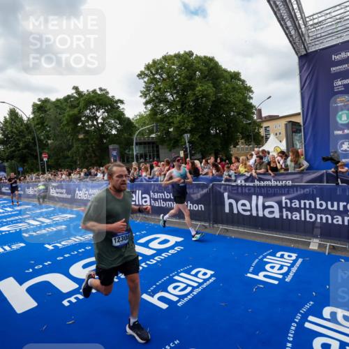 29.06.2025 - hella hamburg halbmarathon Zöllner http://msf.ph/oto/8419243 29.06.2025 10:30:13 Ziel 1758, 8323, 12308, 15507 meine-sportfotos.de