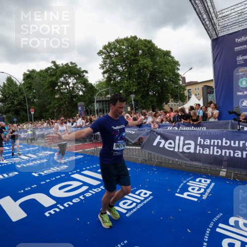 29.06.2025 - hella hamburg halbmarathon Zöllner http://msf.ph/oto/8419247 29.06.2025 10:52:23 Ziel 4140, 4419, 4587, 6164, 7896, 9074, 13211, 13707, 15144, 15446, 17773, 17997 meine-sportfotos.de