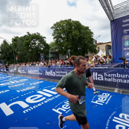 29.06.2025 - hella hamburg halbmarathon Zöllner http://msf.ph/oto/8419254 29.06.2025 10:30:13 Ziel 1758, 8323, 12308, 15507 meine-sportfotos.de
