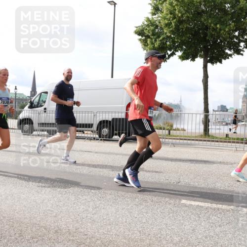 29.06.2025 - hella hamburg halbmarathon Lena Gebhardt http://msf.ph/oto/8419260 29.06.2025 10:18:12 Lombardsbrücke 7838, 1159, 1160, 1268, 1325, 1554, 1622, 1641, 1982, 2087, 2094, 2147, 2335, 2634, 2931, 3125, 3138, 3321, 3482, 3977, 4123, 4710, 4738, 4804, 5004, 5290, 5611, 5733, 5909, 6270, 6332, 7094, 7160, 7641, 7649, 7838, 7882, 7883, 8067, 8128, 8248, 8607, 8799, 9222, 9400, 9539, 9586, 9717, 9734, 9798, 9834, 9844, 9964, 10174, 10332, 10509, 10659, 10687, 10908, 12498, 13341 meine-sportfotos.de