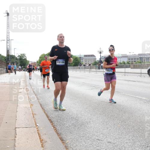 29.06.2025 - hella hamburg halbmarathon Lena Gebhardt http://msf.ph/oto/8419270 29.06.2025 10:27:23 Lombardsbrücke 17445, 15108, 14021, 1530, 1793, 2306, 2775, 4358, 4372, 5285, 5494, 5495, 5707, 5825, 6214, 6259, 6637, 7234, 7314, 7764, 7944, 8056, 8085, 8281, 9349, 10077, 10158, 10412, 10413, 10465, 11110, 11256, 11766, 12500, 13462, 14020, 14021, 14206, 15108, 15641, 17049, 17427, 17445, 17791, 18012, 18097, 18766, 18976 meine-sportfotos.de