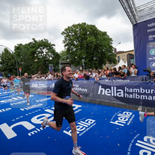29.06.2025 - hella hamburg halbmarathon Zöllner http://msf.ph/oto/8419284 29.06.2025 10:52:25 Ziel 4140, 4419, 4587, 6164, 7896, 9876, 13015, 13211, 13707, 15144, 15446, 17773, 17997 meine-sportfotos.de
