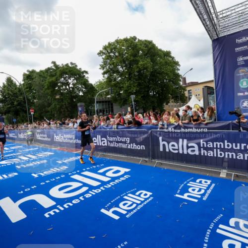 29.06.2025 - hella hamburg halbmarathon Zöllner http://msf.ph/oto/8419305 29.06.2025 10:30:16 Ziel 1758, 8323, 12691 meine-sportfotos.de