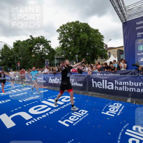 29.06.2025 - hella hamburg halbmarathon Zöllner http://msf.ph/oto/8419309 29.06.2025 10:52:26 Ziel 4140, 4587, 6164, 7896, 8371, 8661, 9876, 13015, 13211, 13707, 15144, 15446, 17773, 17997 meine-sportfotos.de