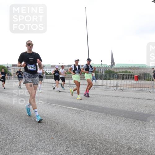 29.06.2025 - hella hamburg halbmarathon Lena Gebhardt http://msf.ph/oto/8419319 29.06.2025 10:52:15 Lombardsbrücke 4606, 17320, 9340, 11127, 11126, 48251, 8250, 1418, 1978, 2420, 2528, 3038, 3645, 4087, 4273, 4436, 4598, 4606, 4815, 5062, 5262, 5360, 5534, 6386, 6403, 6404, 6406, 6456, 6604, 6671, 6985, 7682, 7690, 7691, 7735, 7812, 8194, 8196, 8250, 8251, 8621, 9103, 9220, 9368, 9460, 9590, 9594, 9673, 9730, 9731, 10080, 10296, 10342, 10392, 10533, 10634, 10673, 10693, 10884, 11084, 11101, 11126, 11127, 11297, 11375, 11736, 11899, 11974, 12065, 12546, 12558 meine-sportfotos.de