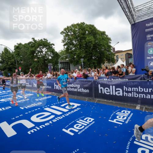 29.06.2025 - hella hamburg halbmarathon Zöllner http://msf.ph/oto/8419320 29.06.2025 10:52:26 Ziel 4140, 4587, 6164, 7896, 8371, 8661, 9876, 13015, 13211, 13707, 15144, 15446, 17773, 17997 meine-sportfotos.de