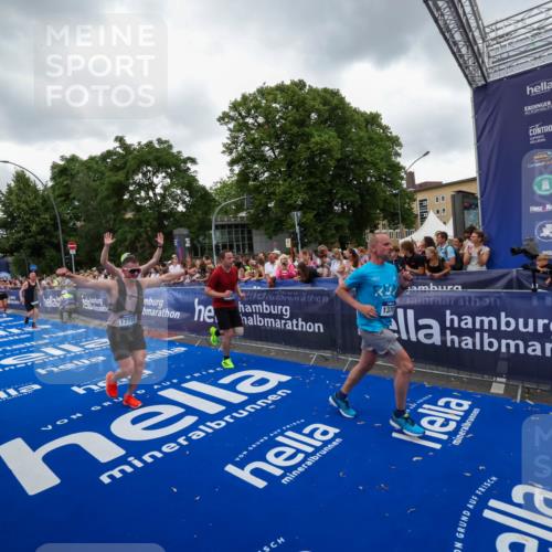 29.06.2025 - hella hamburg halbmarathon Zöllner http://msf.ph/oto/8419335 29.06.2025 10:52:27 Ziel 4140, 4587, 7178, 8371, 8661, 9876, 11791, 13015, 13211, 13707, 15144, 17773, 17997 meine-sportfotos.de