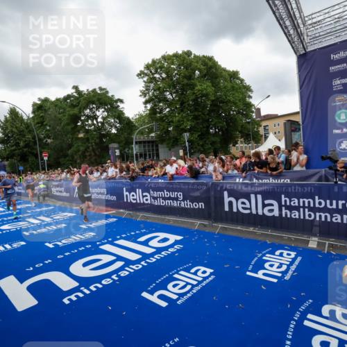 29.06.2025 - hella hamburg halbmarathon Zöllner http://msf.ph/oto/8419349 29.06.2025 10:52:29 Ziel 3715, 4140, 7178, 7232, 8371, 8661, 9145, 9876, 11791, 13015, 13211, 14561, 15144, 15980, 17997 meine-sportfotos.de