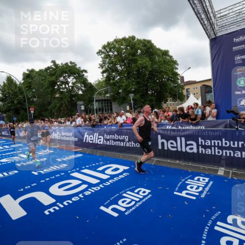 29.06.2025 - hella hamburg halbmarathon Zöllner http://msf.ph/oto/8419363 29.06.2025 10:52:30 Ziel 3715, 7178, 7232, 8371, 8661, 9145, 9876, 11791, 13015, 13211, 14561, 15144, 15980, 17997 meine-sportfotos.de