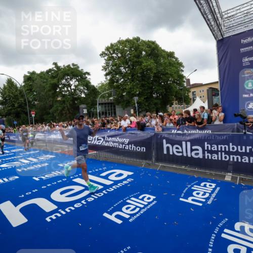 29.06.2025 - hella hamburg halbmarathon Zöllner http://msf.ph/oto/8419388 29.06.2025 10:52:30 Ziel 3715, 7178, 7232, 8371, 8661, 9145, 9876, 11791, 13015, 13211, 14561, 15144, 15980, 17997 meine-sportfotos.de