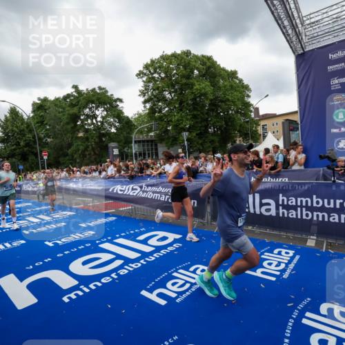 29.06.2025 - hella hamburg halbmarathon Zöllner http://msf.ph/oto/8419404 29.06.2025 10:52:31 Ziel 3715, 7178, 7232, 8371, 8661, 9145, 9876, 11791, 13015, 13211, 14561, 15144, 15980, 17997 meine-sportfotos.de