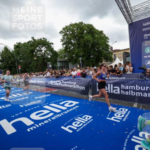 29.06.2025 - hella hamburg halbmarathon Zöllner http://msf.ph/oto/8419414 29.06.2025 10:52:31 Ziel 3715, 7178, 7232, 8371, 8661, 9145, 9876, 11791, 13015, 13211, 14561, 15144, 15980, 17997 meine-sportfotos.de