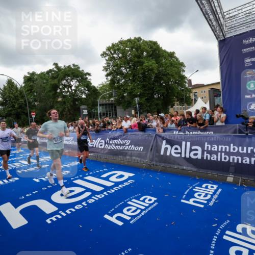 29.06.2025 - hella hamburg halbmarathon Zöllner http://msf.ph/oto/8419426 29.06.2025 10:52:32 Ziel 3715, 7178, 7232, 8371, 8661, 9145, 9876, 11791, 13015, 13301, 14561, 15144, 15980, 17997 meine-sportfotos.de