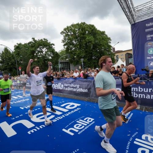 29.06.2025 - hella hamburg halbmarathon Zöllner http://msf.ph/oto/8419445 29.06.2025 10:52:33 Ziel 3715, 7178, 7232, 8371, 8661, 9145, 9876, 11791, 13015, 13301, 14561, 15980, 18982 meine-sportfotos.de