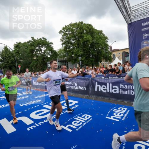 29.06.2025 - hella hamburg halbmarathon Zöllner http://msf.ph/oto/8419453 29.06.2025 10:52:34 Ziel 3715, 6561, 6562, 7178, 7232, 8371, 8661, 9145, 9739, 9876, 11791, 13015, 13301, 14561, 15001, 15980, 18982 meine-sportfotos.de