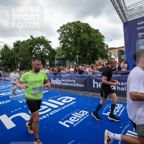 29.06.2025 - hella hamburg halbmarathon Zöllner http://msf.ph/oto/8419466 29.06.2025 10:52:34 Ziel 3715, 6561, 6562, 7178, 7232, 8371, 8661, 9145, 9739, 9876, 11791, 13015, 13301, 14561, 15001, 15980, 18982 meine-sportfotos.de