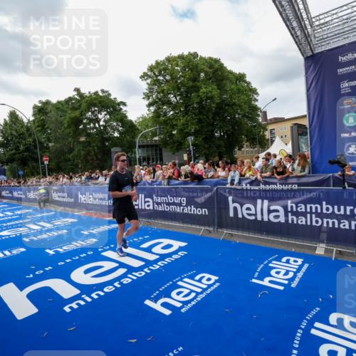 29.06.2025 - hella hamburg halbmarathon Zöllner http://msf.ph/oto/8419469 29.06.2025 10:30:25 Ziel 10173, 12691 meine-sportfotos.de