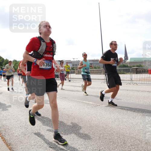 29.06.2025 - hella hamburg halbmarathon Lena Gebhardt http://msf.ph/oto/8419472 29.06.2025 10:18:13 Lombardsbrücke 14831, 352, 7882, 1159, 1160, 1268, 1325, 1554, 1622, 1641, 1820, 1982, 2087, 2094, 2147, 2335, 2634, 2931, 3125, 3138, 3321, 3482, 3977, 4123, 4710, 4738, 4804, 5004, 5290, 5611, 5733, 5909, 6270, 6332, 7094, 7160, 7641, 7649, 7838, 7882, 7883, 8067, 8128, 8248, 8341, 8607, 8799, 9222, 9400, 9539, 9586, 9717, 9734, 9748, 9798, 9834, 9844, 9964, 10174, 10332, 10509, 10659, 10687, 10908, 12498, 13341 meine-sportfotos.de