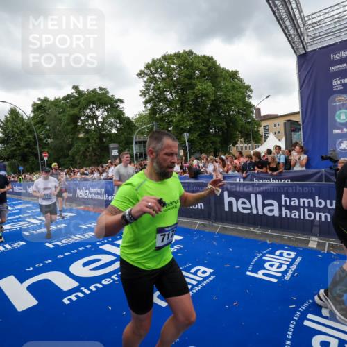 29.06.2025 - hella hamburg halbmarathon Zöllner http://msf.ph/oto/8419475 29.06.2025 10:52:35 Ziel 3715, 6561, 6562, 7178, 7232, 8371, 8661, 9145, 9739, 11791, 13301, 14561, 15001, 15980, 18982 meine-sportfotos.de