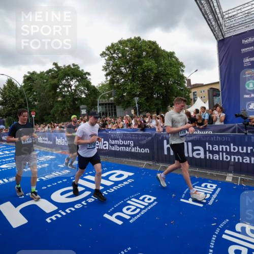 29.06.2025 - hella hamburg halbmarathon Zöllner http://msf.ph/oto/8419489 29.06.2025 10:52:36 Ziel 2670, 3715, 3952, 6561, 6562, 7178, 7232, 9145, 9739, 11689, 11791, 12450, 13051, 13301, 14561, 15001, 15980, 18982 meine-sportfotos.de