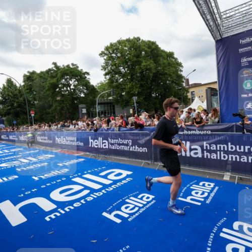 29.06.2025 - hella hamburg halbmarathon Zöllner http://msf.ph/oto/8419490 29.06.2025 10:30:25 Ziel 10173, 12691 meine-sportfotos.de