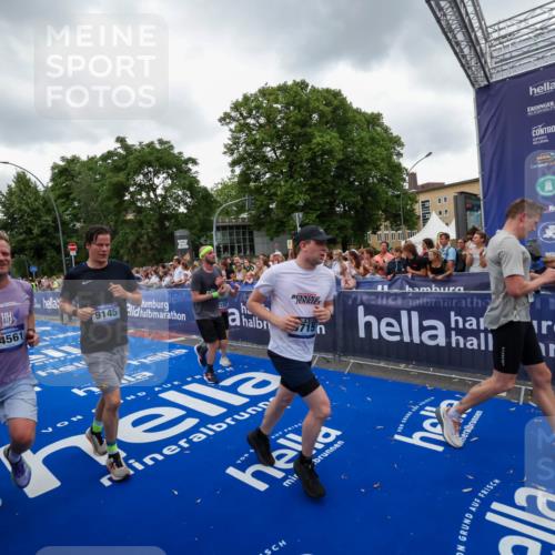 29.06.2025 - hella hamburg halbmarathon Zöllner http://msf.ph/oto/8419498 29.06.2025 10:52:36 Ziel 2670, 3715, 3952, 6561, 6562, 7178, 7232, 9145, 9739, 11689, 11791, 12450, 13051, 13301, 14561, 15001, 15980, 18982 meine-sportfotos.de
