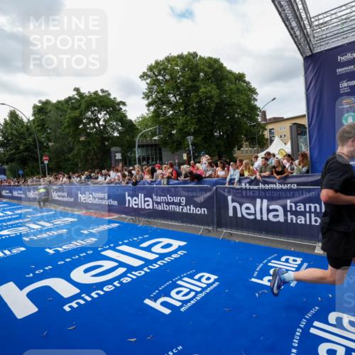 29.06.2025 - hella hamburg halbmarathon Zöllner http://msf.ph/oto/8419500 29.06.2025 10:30:26 Ziel 10173 meine-sportfotos.de