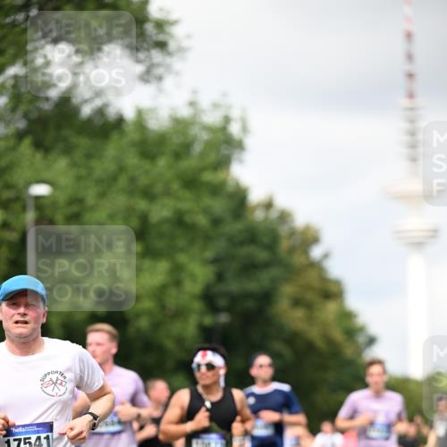 29.06.2025 - hella hamburg halbmarathon Dr. Thomas Lammeyer http://msf.ph/oto/8419517 29.06.2025 10:46:27 Kennedybrücke 1039, 1648, 1712, 2762, 2763, 2974, 3276, 3326, 3459, 3568, 4329, 4541, 4885, 5432, 5671, 5942, 6066, 6137, 6153, 6320, 6450, 6726, 6793, 7022, 7023, 7968, 8004, 8162, 8163, 8712, 9588, 10181, 10872, 11011, 11017, 11098, 11207, 11255 meine-sportfotos.de