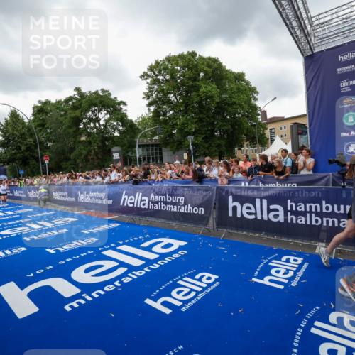 29.06.2025 - hella hamburg halbmarathon Zöllner http://msf.ph/oto/8419539 29.06.2025 10:52:37 Ziel 2670, 3715, 3952, 6561, 6562, 7232, 9145, 9739, 11689, 12450, 13051, 13301, 14561, 15001, 15980, 18982 meine-sportfotos.de