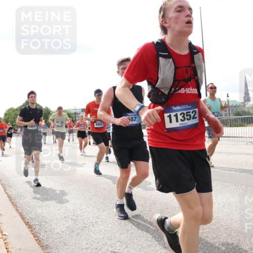 29.06.2025 - hella hamburg halbmarathon Lena Gebhardt http://msf.ph/oto/8419541 29.06.2025 10:18:14 Lombardsbrücke 15182, 14831, 9844, 4804, 582, 11352, 10946, 1159, 1160, 1234, 1268, 1325, 1554, 1622, 1641, 1820, 1982, 2087, 2147, 2335, 2634, 2931, 3125, 3138, 3321, 3482, 3977, 4123, 4710, 4738, 4804, 5004, 5290, 5611, 5733, 5909, 6270, 6332, 7094, 7160, 7641, 7649, 7838, 7882, 7883, 8067, 8128, 8248, 8341, 8607, 8799, 9222, 9400, 9539, 9586, 9658, 9717, 9734, 9748, 9798, 9834, 9844, 9964, 10174, 10332, 10509, 10659, 10687, 10908, 12498, 13341 meine-sportfotos.de
