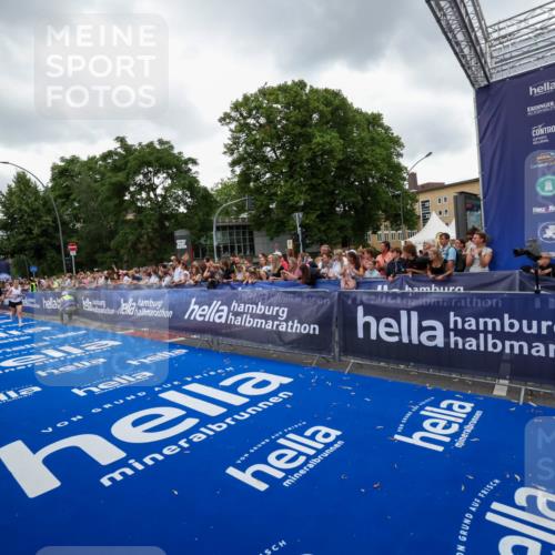29.06.2025 - hella hamburg halbmarathon Zöllner http://msf.ph/oto/8419551 29.06.2025 10:52:38 Ziel 2346, 2670, 3952, 6561, 6562, 7232, 9739, 10115, 11689, 12450, 13051, 13301, 15001, 15980, 18982 meine-sportfotos.de