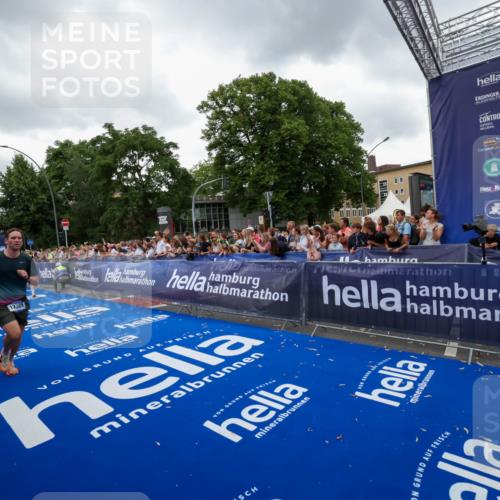 29.06.2025 - hella hamburg halbmarathon Zöllner http://msf.ph/oto/8419568 29.06.2025 10:52:38 Ziel 2346, 2670, 3952, 6561, 6562, 7232, 9739, 10115, 11689, 12450, 13051, 13301, 15001, 15980, 18982 meine-sportfotos.de