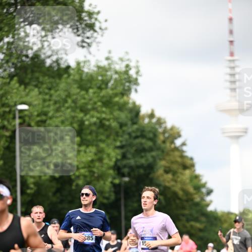 29.06.2025 - hella hamburg halbmarathon Dr. Thomas Lammeyer http://msf.ph/oto/8419571 29.06.2025 10:46:28 Kennedybrücke 1039, 1648, 1712, 2762, 2763, 2974, 3276, 3326, 3459, 3568, 4329, 4385, 4541, 4885, 5432, 5671, 5942, 6066, 6137, 6153, 6320, 6450, 6726, 7022, 7023, 7968, 8004, 8162, 8163, 8712, 9588, 10181, 10872, 11011, 11017, 11098, 11255 meine-sportfotos.de