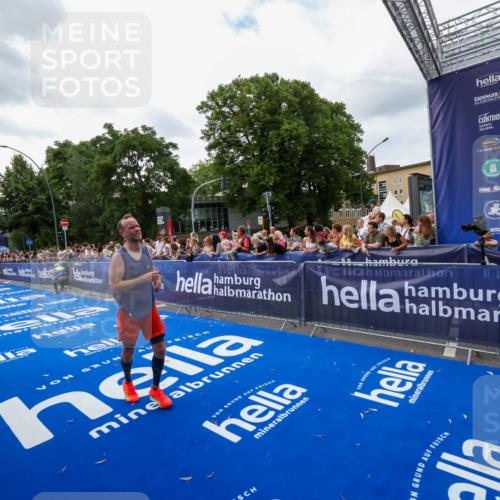 29.06.2025 - hella hamburg halbmarathon Zöllner http://msf.ph/oto/8419587 29.06.2025 10:30:35 Ziel 2460, 3845, 7231, 8318, 11413, 12049, 15253, 16713 meine-sportfotos.de