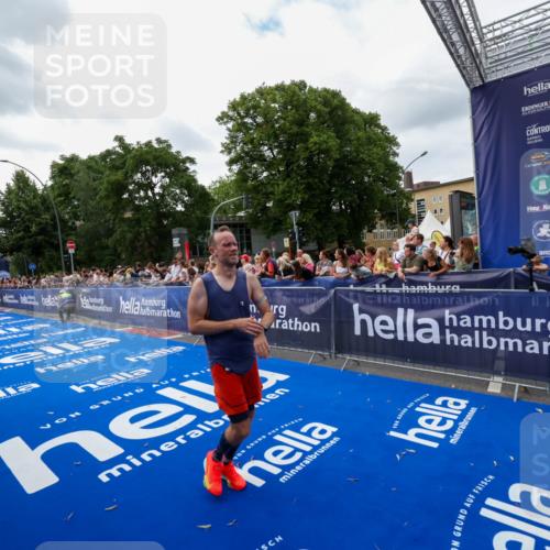 29.06.2025 - hella hamburg halbmarathon Zöllner http://msf.ph/oto/8419603 29.06.2025 10:30:35 Ziel 2460, 3845, 7231, 8318, 11413, 12049, 15253, 16713 meine-sportfotos.de