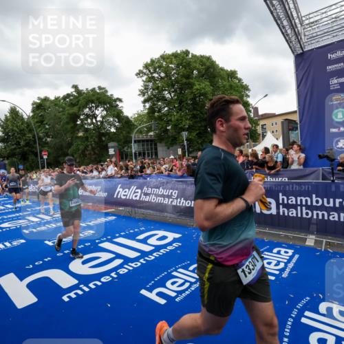 29.06.2025 - hella hamburg halbmarathon Zöllner http://msf.ph/oto/8419604 29.06.2025 10:52:40 Ziel 2346, 2670, 3952, 6561, 6562, 7475, 9739, 10115, 11459, 11689, 12450, 13051, 13301, 14122, 15001, 18982 meine-sportfotos.de