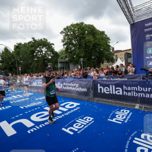 29.06.2025 - hella hamburg halbmarathon Zöllner http://msf.ph/oto/8419619 29.06.2025 10:52:40 Ziel 2346, 2670, 3952, 6561, 6562, 7475, 9739, 10115, 11459, 11689, 12450, 13051, 13301, 14122, 15001, 18982 meine-sportfotos.de