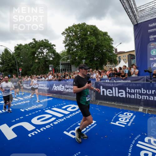 29.06.2025 - hella hamburg halbmarathon Zöllner http://msf.ph/oto/8419632 29.06.2025 10:52:41 Ziel 2346, 2670, 3952, 5116, 6561, 6562, 7475, 9739, 9869, 10115, 11459, 11689, 12450, 13051, 13301, 14122, 15001, 18982 meine-sportfotos.de