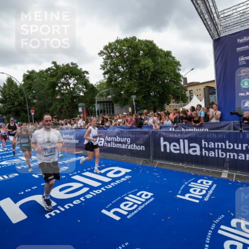 29.06.2025 - hella hamburg halbmarathon Zöllner http://msf.ph/oto/8419666 29.06.2025 10:52:41 Ziel 2346, 2670, 3952, 5116, 6561, 6562, 7475, 9739, 9869, 10115, 11459, 11689, 12450, 13051, 13301, 14122, 15001, 18982 meine-sportfotos.de