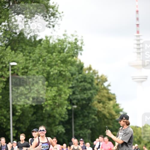 29.06.2025 - hella hamburg halbmarathon Dr. Thomas Lammeyer http://msf.ph/oto/8419671 29.06.2025 10:46:33 Kennedybrücke 1039, 1648, 1712, 2069, 2974, 3276, 3326, 3459, 3568, 4329, 4385, 4541, 4735, 4736, 4885, 5432, 5671, 6137, 6153, 6320, 6450, 7022, 7023, 7968, 8004, 8014, 8162, 8163, 8712, 9588, 10181, 10532, 10872, 11011, 11017, 11098 meine-sportfotos.de