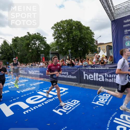 29.06.2025 - hella hamburg halbmarathon Zöllner http://msf.ph/oto/8419674 29.06.2025 10:30:40 Ziel 2460, 2851, 3845, 7231, 7481, 8318, 11413, 12049, 15253, 17322, 18235 meine-sportfotos.de