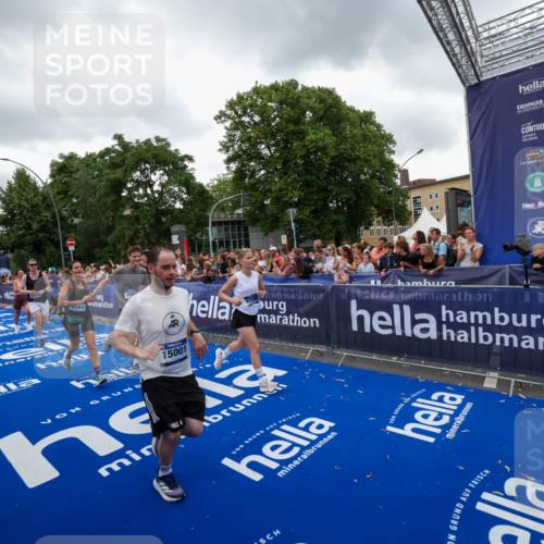 29.06.2025 - hella hamburg halbmarathon Zöllner http://msf.ph/oto/8419677 29.06.2025 10:52:42 Ziel 2346, 2670, 3952, 3999, 5116, 6561, 6562, 7475, 9739, 9869, 10115, 11459, 11689, 12450, 12482, 13051, 14122, 15001, 18982 meine-sportfotos.de