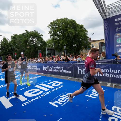 29.06.2025 - hella hamburg halbmarathon Zöllner http://msf.ph/oto/8419682 29.06.2025 10:30:41 Ziel 2460, 2851, 3845, 7231, 7481, 8318, 11413, 12049, 15253, 17322, 18235 meine-sportfotos.de