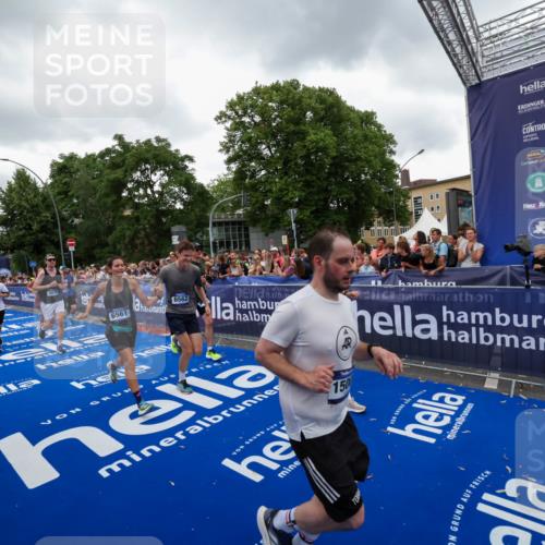 29.06.2025 - hella hamburg halbmarathon Zöllner http://msf.ph/oto/8419687 29.06.2025 10:52:42 Ziel 2346, 2670, 3952, 3999, 5116, 6561, 6562, 7475, 9739, 9869, 10115, 11459, 11689, 12450, 12482, 13051, 14122, 15001, 18982 meine-sportfotos.de