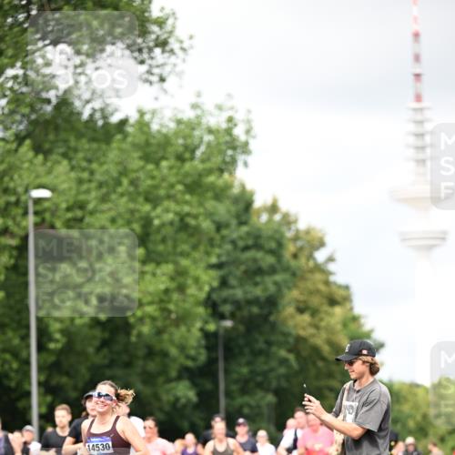 29.06.2025 - hella hamburg halbmarathon Dr. Thomas Lammeyer http://msf.ph/oto/8419689 29.06.2025 10:46:33 Kennedybrücke 1039, 1648, 1712, 2069, 2974, 3276, 3326, 3459, 3568, 4329, 4385, 4541, 4735, 4736, 4885, 5432, 5671, 6137, 6153, 6320, 6450, 7022, 7023, 7968, 8004, 8014, 8162, 8163, 8712, 9588, 10181, 10532, 10872, 11011, 11017, 11098 meine-sportfotos.de