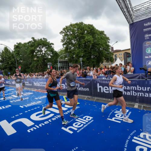 29.06.2025 - hella hamburg halbmarathon Zöllner http://msf.ph/oto/8419691 29.06.2025 10:52:42 Ziel 2346, 2670, 3952, 3999, 5116, 6561, 6562, 7475, 9739, 9869, 10115, 11459, 11689, 12450, 12482, 13051, 14122, 15001, 18982 meine-sportfotos.de