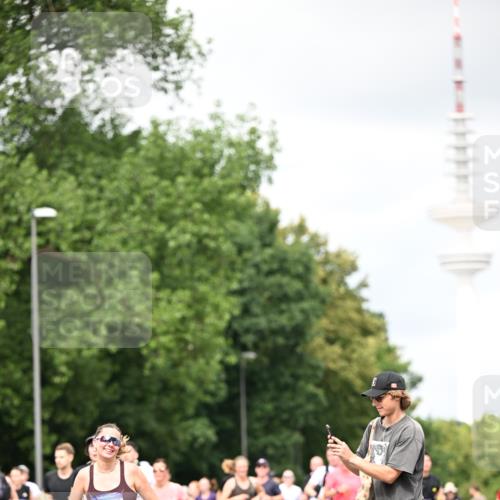 29.06.2025 - hella hamburg halbmarathon Dr. Thomas Lammeyer http://msf.ph/oto/8419694 29.06.2025 10:46:33 Kennedybrücke 1039, 1648, 1712, 2069, 2974, 3276, 3326, 3459, 3568, 4329, 4385, 4541, 4735, 4736, 4885, 5432, 5671, 6137, 6153, 6320, 6450, 7022, 7023, 7968, 8004, 8014, 8162, 8163, 8712, 9588, 10181, 10532, 10872, 11011, 11017, 11098 meine-sportfotos.de